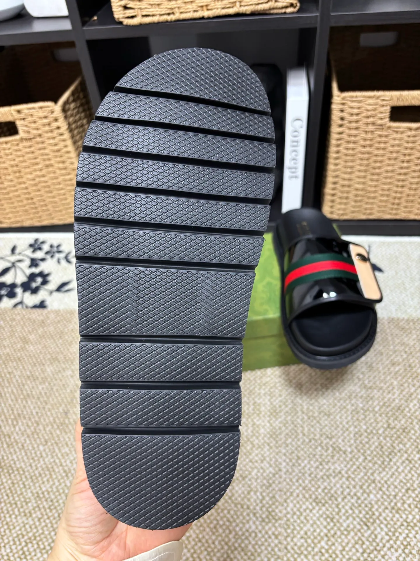 Factory 💰 300 yuan Gucci slippers] high-end men's shoes brand official website 1:1 latest masterpiece: original mold customization, the fabric is made of imported original materials, upgraded outsole, lighter and non-slip. The market's top quality, simple yet tasteful, a must-have for fashionistas, fashionable at your feet, full of confidence, the same style at the counter 👍The season of summer slippers is here. Code: 38-45 (45 customized)